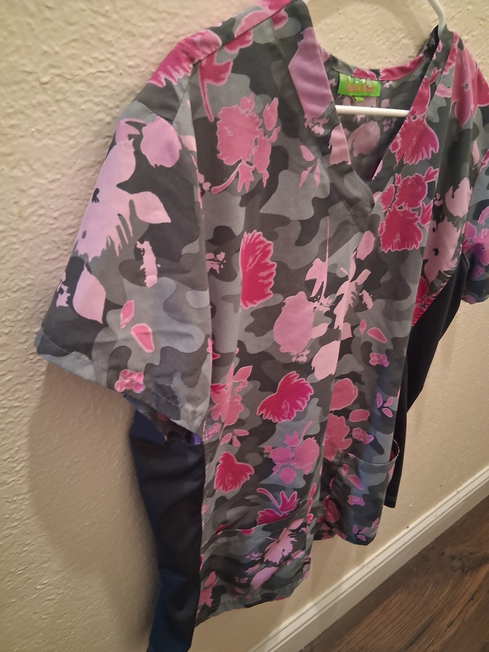 GREEN TOWN Womans Nursing Pink Floral Camo Scrub SZ XL